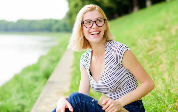 Dit is mijn boek. interessant verhaal. Ontspan en krijg nieuwe informatie. vrouw in Park lezen boek. student meisje met boek buiten. lezen is mijn hobby. Zomer studie. geïnspireerd door Roman Auteur — Stockfoto