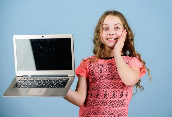 Concepto de blogueo. Chica con computadora portátil. Niño pequeño usando pc. Tecnología digital. Navegar por Internet. Desarrolla tu propio blog. Blog personal. Redes sociales y blog. Fuente de información. La vida moderna — Foto de Stock