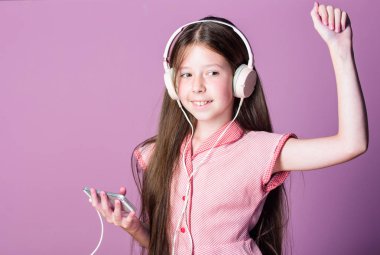 Dans alaalım. kendi kendine eğitim. Mp3 çalar. kız müzik dinle. Sesli kitap. Okula geri dön. kulaklık küçük kız öğrenci. çocuk çalışma online. E ebook ile öğrenme. evde eğitim