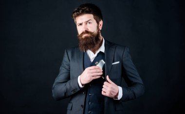 Her zaman benimle. Alkol için düz metal şişe. Adam sakallı hipster alkol için metal şişesi tutun zarif takım elbise giymek. Adam metal şişeyi cebine saklar. Alkol içeceği konsepti. Seninle alkol iç.