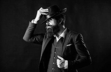 Şapkalı adam. Vintage moda. Karanlık arka planda adam iyi bakımlı sakallı beyefendi. Erkek moda ve Menswear. Retro moda şapka. Resmi takım elbise klasik tarzı kıyafet. Zarif ve şık hipster