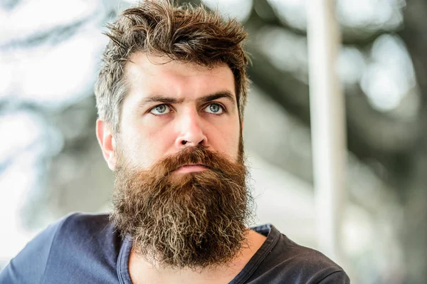 Homem com barba e bigode, atencioso e perturbado. Cara de homem barbudo concentrado. Hipster com barba expressão pensativa. Conceito de humor atencioso. A fazer escolhas importantes na vida. Tomar decisões difíceis — Fotografia de Stock