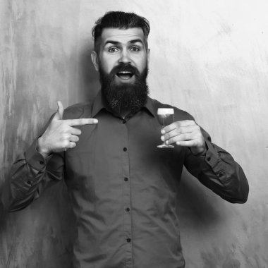 Sakallı adam, uzun sakal. Acımasız beyaz gülümseyen mutlu hipster bıyık kahverengi gömlekli alkollü kırmızı holding ile vurdu ve üzerine altın doku adam üzerinde gösterir