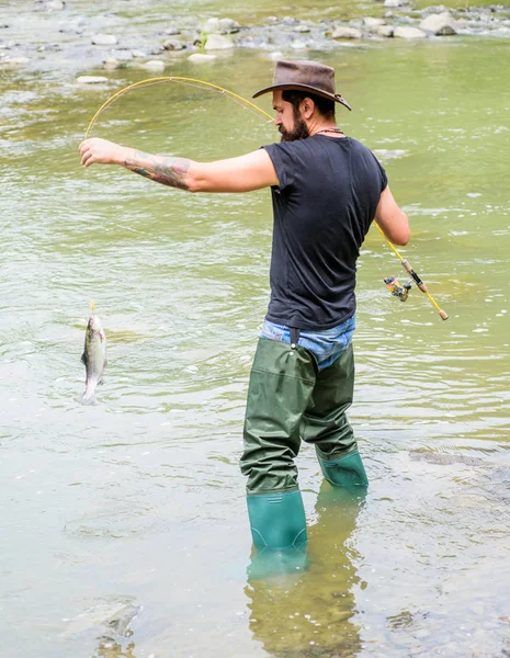 Pescador con caña de pescar. hombre maduro pesca con mosca. hombre pescando peces. Pescador barbudo en el agua. fin de semana de verano. Pesca de caza mayor. pasatiempo y actividad deportiva. Pothunter. Bass Lake Pesca . —  Fotos de Stock