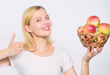 Elmalı turta pişiriyor. Lezzetli yemek tarifleri. Yemek yapmak için bir fikir bulageldin. Kız sağlıklı bir hayat yaşıyor. Elma organik meyve. Sağlıklı yiyin. İyi elmalı turtalar ev mutluluğunun önemli bir kısmı. Kadın elma tutun