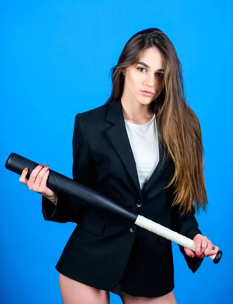 Construir carrera. Mujer bonita chica oso formal chaqueta y celebrar bate de béisbol. Negocio agresivo. Jefa de negocios. El tiempo exige acciones decisivas. Estrategia de negocios. Confianza y fuerza. Vida juego — Foto de Stock