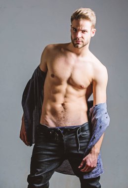 Atlet adam, saç bakımı. Spordan sonra kas eğitmeni. Çıplak gövdeli altı paket seksi adam. Seksi kaslı maço. Fitness diyeti. Arzu ve ayartma. Erkek modası ve güzelliği. Güç ve motivasyon