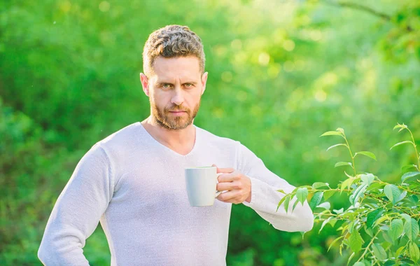 아침 상쾌 한 시간. 인간을 위한 생태학적 생명. 녹색 숲 속의 남자. 야외에서 차를 마신다. 차를 마시고 있는 진지 한 남자. 아침 커피. 건강 한 생활 방식. 자연 과 건강. 좋은 아침되 세요 — 스톡 사진