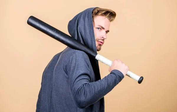 Equipamiento deportivo. Deportista fuerte parece amenazante con el bate. Agresión masculinidad temperamento fuerte. Humor de matón. Concepto de chico malo. Hombre matón con bate de béisbol. Fuerte y seguro. Autodefensa — Foto de Stock