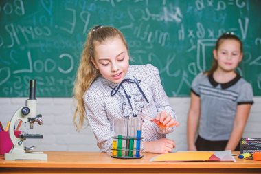 Kimyasal deney yapan kızlar. Doğa bilimi. Eğitim deneyi. Okul dersleri. Biyoloji ve kimya dersleri. Kimyasal reaksiyonları gözlemleyin. Kimyasal reaksiyon teoriden çok daha heyecan verici.