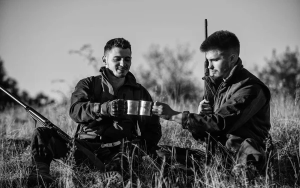 Jäger mit Gewehren entspannen sich in der Natur. Jägerfreund genießt Freizeit im Feld. Jagd mit Freunden Hobby Freizeit. Ruhe für echte Männer. Jäger entspannen sich. Diskussion über Fang — Stockfoto