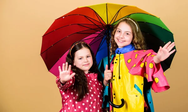 가족 채권. 비옷을 입은 어린 소녀. 화려한 우산행복 어린 소녀. 비 보호. 무지개. 가을 패션. 쾌활한 힙스터 아이들, 자매애. 더 이상 비가 오지 않습니다. 추억 스냅 — 스톡 사진