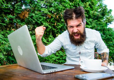 Son. Bir sürü iş. çevik iş. sorunu çözmek. dizüstü bilgisayar üzerinde çalışan stresli adam. Hayal kırıklığına uğramış ofis çalışanı. agresif işadamı. acımasız sakallı hipster kahve molası gerekir. Tablet üzerinde çalışma