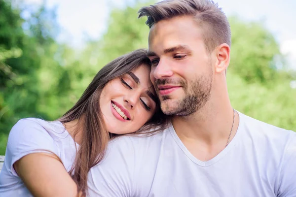 Atracción sexual. Una pareja atractiva. Relajarse con mi amor. Amantes abrazándose. Pareja enamorada. Confianza e intimidad. Un abrazo sensual. Concepto de amor romántico. Una cita romántica. Hombre guapo chica bonita en el amor —  Fotos de Stock