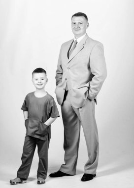 Aile işi. Doktor saygın bir kariyer. Baba patron. Baba ve sevimli küçük oğul. Çocuk bakımı gelişimi yetiştirme. Saygın bir meslek. Adam saygın işadamı ve küçük çocuk doktor üniforması