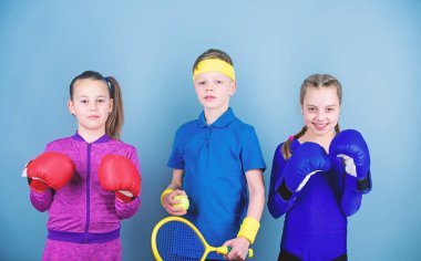Asla durma. spor küçük kız boksör ve erkek egzersiz. Tenis raket ve top ile boks eldiven mutlu çocuklar. Fitness enerji sağlığı. nakavt yumruklama. Takım sporu başarısı