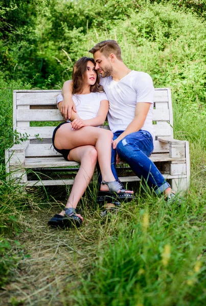 Je t'aime. Un cadeau d'amour. week-end rancho familial. rendez-vous romantique. joyeuse Saint-Valentin. camping d'été en forêt. couple se détendre en plein air sur le banc. Concept d'unité — Photo