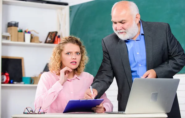 Tens de estudar. brainstorming no trabalho novo do projeto. aluno e tutor com laptop. passar no exame. sala de professores. estudante menina com tutor homem no quadro negro. professor sênior e mulher na lição da escola — Fotografia de Stock