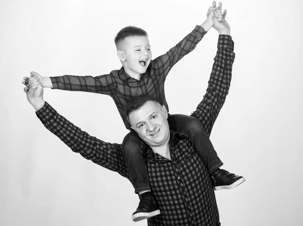 Infancia. crianza. Día de los padres. Un niño pequeño con papá. padre e hijo con camisa roja a cuadros. familia feliz. Todo debe ser perfecto. Es hora de relajarse. Simplemente estar cerca. La mejor manera de relajarse — Foto de Stock