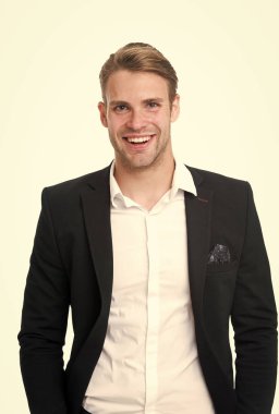 Bir adam office çalışan yakışıklı mükemmel görünüm. Fırsat için mükemmel bir kıyafet seçin. Resmi olay. Her detay önemli. Adam iyi aşınma zarif resmi kıyafet bakımlı. Maço emin hazırlamak mükemmel kıyafeti