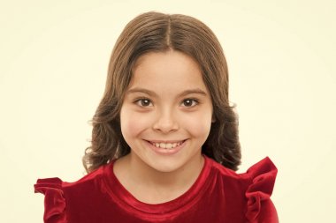 Çocuk mutlu sevimli yüzü sevimli kıvırcık saçlı. Güzellik ipuçları derli toplu saçlar için. Genç Cilt Bakımı. Saf güzellik. Kız uzun sağlıklı parlak saçlar izole beyaz arka plan üzerinde evlat. Uzun saçlı küçük kız