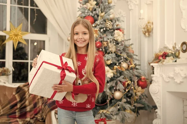 Niño disfrutar de las vacaciones. La mañana antes de Navidad. Niña. Árbol de Navidad y regalos. Feliz año nuevo. El invierno. compras en línea de Navidad. Vacaciones familiares. Listo para el día de fiesta —  Fotos de Stock