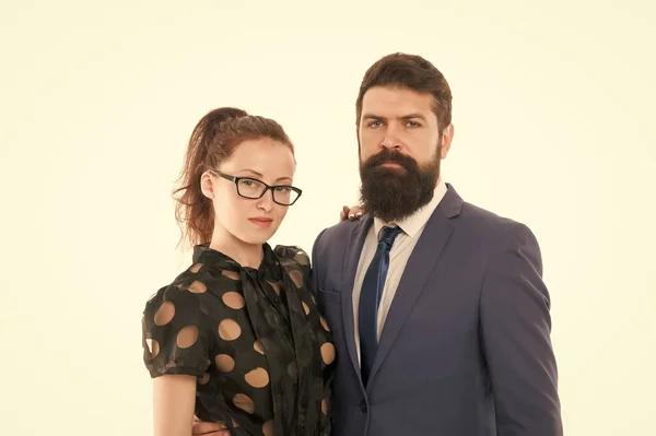 Mensen uit het bedrijfsleven. Business partners man met baard en vrouw bezoek zakelijke bijeenkomst of vergadering. Baas en aantrekkelijke dame assistent witte achtergrond. Zakenrelaties. Formele stijl mode kleding — Stockfoto