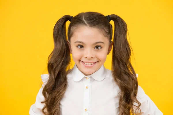 Thuisonderwijs of het bezoeken van reguliere school. Efficiëntie van het studeren. Schattig schoolmeisje. Emotionele expressie schoolmeisje. Schoolmeisje leerling lang haar schattig paardenstaarten kapsel. Onderwijsprogramma — Stockfoto