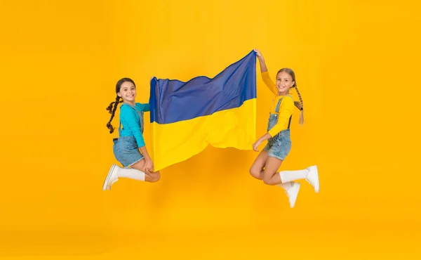 Patriottisme respecteert en houdt van moederland. Nationaal identiteitsconcept. Meisjes met blauwe en gele vlag. Patriottische opvoeding. Gelukkige onafhankelijkheidsdag. Kinderen hebben Oekraïense vlag. Oekraïense kinderen — Stockfoto