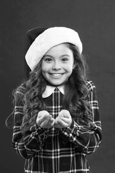 Var glad. Lilla flickan barnet i santa Röd hatt. Julhandeln. Glad sportlov. Liten flicka. Dagsläget för Xmas. Barndomen. Nyårsfest. Santa claus kid. Dess yours — Stockfoto