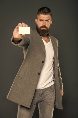 Kredi kartı ile iş adamı. İş moda ve kıyafet. Acımasız adam hipster sakallı. Sakallı adam. Erkek resmi moda. takım elbise'kendine güvenen iş adamıdır. Olgun. Bizim takıma hoş geldin