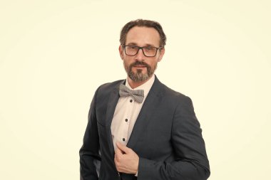 Resmi kıyafetli bir iş adamı. Adam avukat. Erkek moda iş ofiste. Kendine güvenen acımasız adam avukat. Sakallı adam gözlüklü. Olgun hippi sakallı. İş avukat. Modern iş adamı. avukat