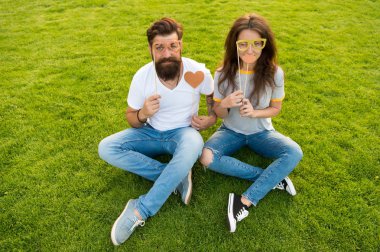 Sevgiyi yaymak. Romantik çift yeşil çim üzerinde photobooth eğlenceli yaşıyor. Şehvetli kız arkadaşı ve erkek arkadaşı romantik bir ilişki yaşıyor. Sakallı adam ve seksi kadın romantik aşk. Romantik ortaklık