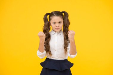 Kızgın çocuk. Çok sevimli bir kız öğrenci. Schoolgirl öğrenci uzun saç sevimli at kuyruğu saç modeli. Verimlilik eğitimi. Duygusal ifade kız öğrenci. Eğitim programı. Evde eğitim normal okul ziyaret