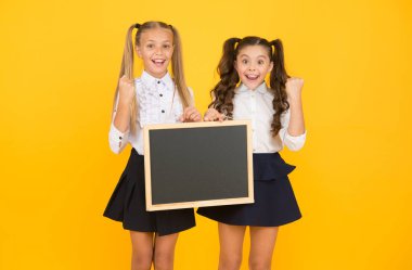 Görsel iletişim. Memnuniyetle bildiririm. Öğrenci kızlar sizi bilgilendiriyor. Liseli kızlar boş karatahta kopyalama alanı bulundururlar. Kız okul üniforması karatahta tutar. Okul konseptine geri dönelim. Okulda yaklaşan olaylar