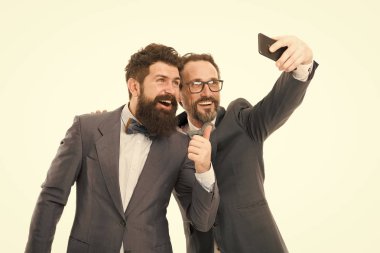 Selfie başarılı arkadaşlar. Erkekler beyaz arka plan üzerinde başarılı girişimciler. İş ekibimize katılmak. İş insanlar kavramı. Sakallı erkekler şık resmi takım elbise giyiyor. İyi giyimli iş adamı