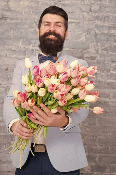 Homem romântico com flores. Um presente romântico. Macho se preparando encontro romântico. Tulipas para querida. Homem bem preparado desgaste azul smoking arco gravata segurar flores buquê. Esperando por sua namorada — Fotografia de Stock