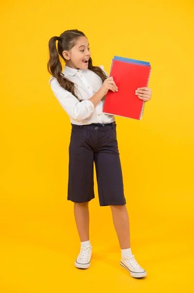 De vuelta a la escuela. Una colegiala alegre. Los alumnos quieren estudiar. Comenzando la clase escolar. Chica con libros en camino a la escuela. Día del conocimiento. Estudiante con estilo preparar libros de trabajo para la lección. Papelería escolar — Foto de Stock