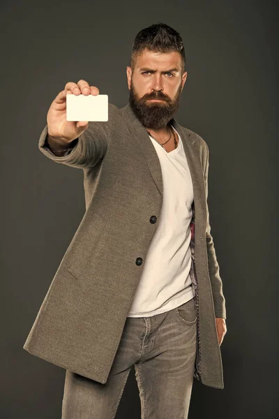 Geschäftsmann mit Kreditkarte. Business-Mode und Dresscode. Brutaler Mann mit Hipster-Bart. bärtiger Mann. Männermode. selbstbewusster Geschäftsmann im Gerichtssaal. Reif. Willkommen in unserem Team — Stockfoto