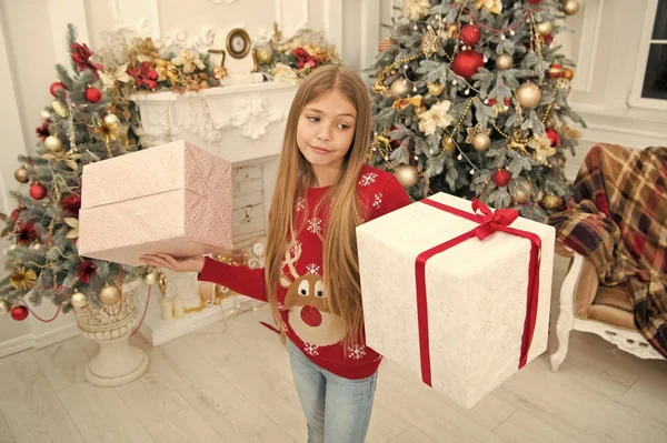 Have a holly jolly Christmas. Child enjoy the holiday. Christmas tree and presents. Happy new year. Winter. xmas online shopping. Family holiday. The morning before Xmas. sad little girl — Stock Photo, Image