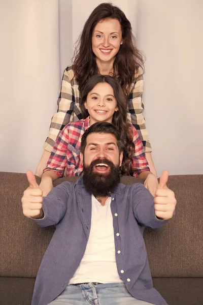 Het maken van herinneringen. Gelukkig childrens dag. Bebaarde man en vrouw met dochter. Gelukkige familie. Vader, moeder en kind. Familiedag. Meisje hou van haar ouders. Childrens dag. Bescherming van elkaar — Stockfoto