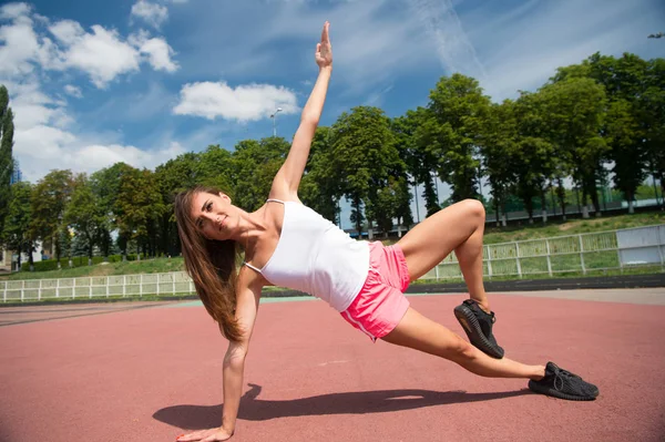 Розтягування вправ. Навчання на відкритому повітрі. Здорове тіло жінки практикують йогу на відкритому повітрі на природі. Дівчина розтягує тренування. Розтягування м'язів. Йога-тренер. Пілатес фітнес і втрата ваги — стокове фото