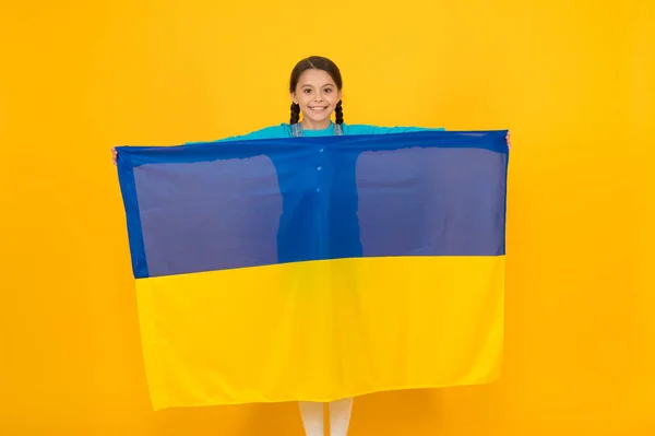 Jestem ukraiński i dumny. Patriotyzm miłość ojczyzny Ukrainy. Tożsamość narodowa. Dziewczyna z niebieską i żółtą flagą Ukrainy. Edukacja patriotyczna. Szczęśliwego dnia niepodległości. Dziecko trzymać ukraińskiej flagi — Zdjęcie stockowe