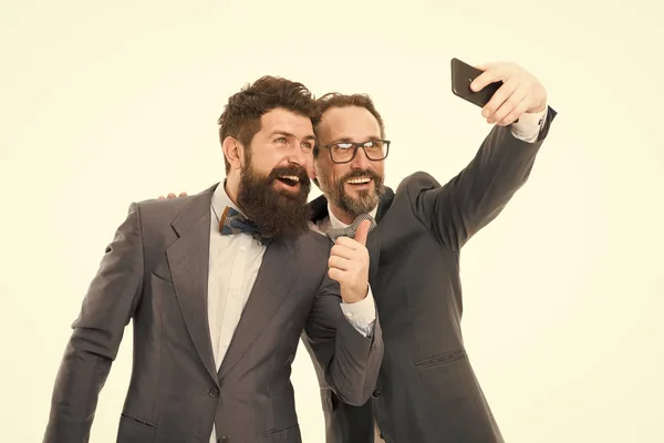 A sikeres meg Selfie. A férfiak sikeres vállalkozók fehér háttér. Üzleti csapatunkhoz. Üzleti emberek koncepció. Szakállas férfi elegáns fiúk kopás hivatalos ruhák. Jól ápolt üzletember — Stock Fotó