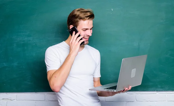 Un cliente ha sempre ragione. uomo usa internet 4g per studiare. insegnante di college utilizzare la tecnologia informatica. Torniamo a scuola. educazione moderna online. studente uomo a e classe di apprendimento parlano al telefono — Foto Stock