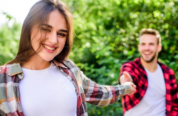 ついて来い。恋のカップル。発信されながらも女性を尊重する方法で自分自身を前方に置きます.屋外の自然を重視したカップル。関係を始めろ。夫婦関係 — ストック写真