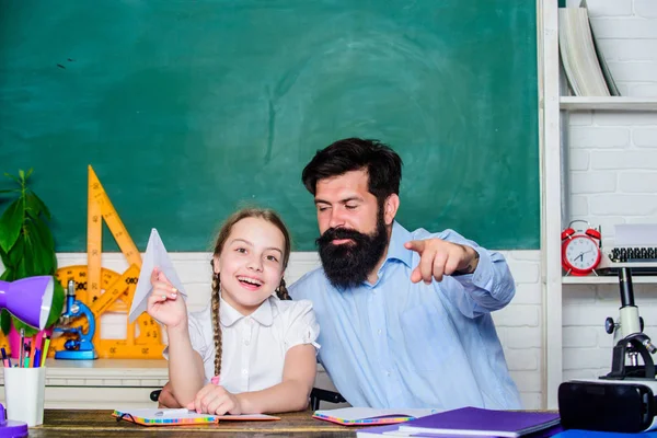 Boas notícias. filha estudar com o pai. Dia dos professores. Dia do conhecimento. Escola em casa. menina pequena criança com barbudo professor homem em sala de aula. de volta à escola. Ensino privado. lição privada — Fotografia de Stock