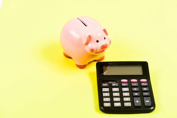 Pech. Moneybox met Calculator. Piggy Bank. budgetplannen en tellen. Boekhouding. financieel probleem. geld besparen. Boekhouding en payroll. beheer van inkomens kapitaal — Stockfoto