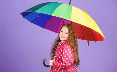 yağmur koruma. Gökkuşağı. renkli şemsiye ile mutlu küçük kız. sonbahar moda. Yağmurluklu küçük bir kız. olumlu bir ruh hali içinde neşeli hipster çocuk. Sessizliğin tadını çıkar