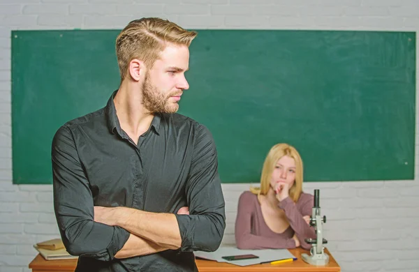 Se graduó con éxito. Tutoría juvenil. Hombre bien arreglado profesor atractivo en frente del aula. Obsesionado con el conocimiento. Maestra de sus sueños. Un profesor apuesto. Educación escolar y universitaria — Foto de Stock